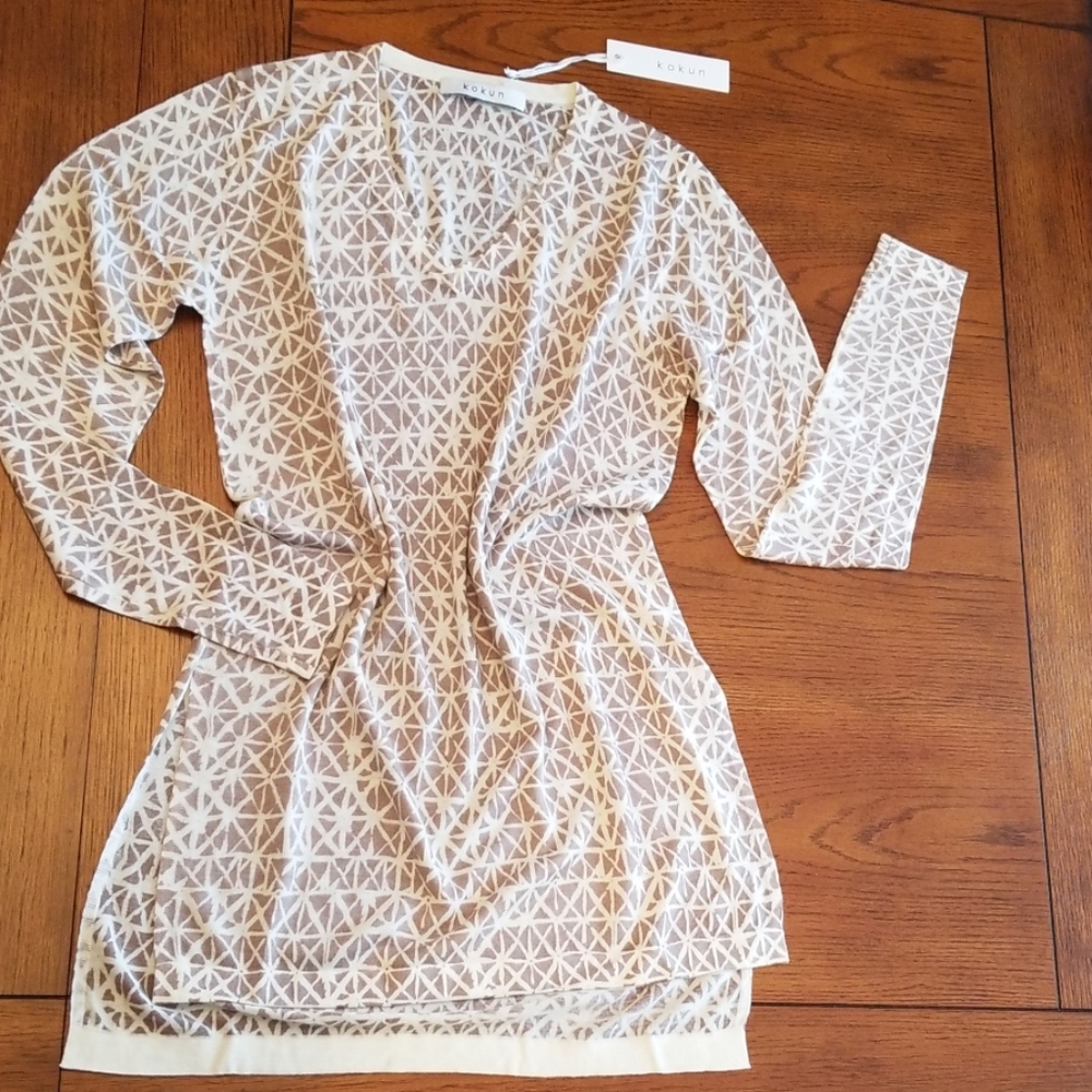 🆕️Kokun printed side slit v-neck, sand